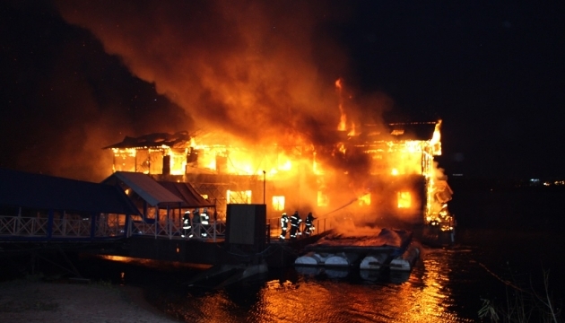 Пожежу в київському ресторані загасили, збитки підраховують
