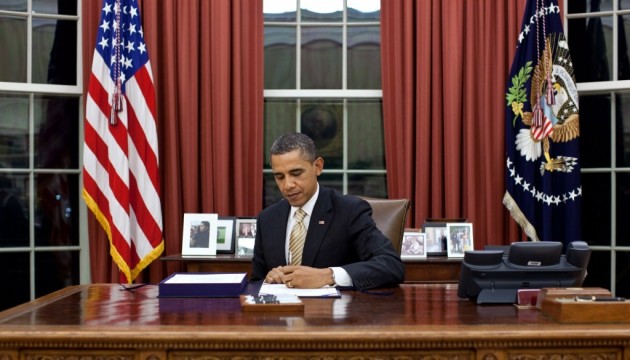 Obama unterzeichnet Budget mit Militärhilfe für die Ukraine