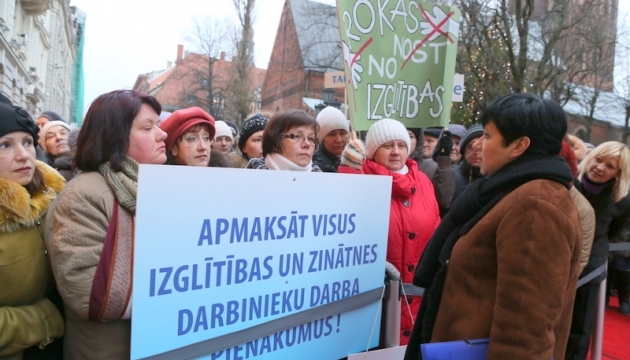 У Латвії 25 тисяч педагогів вийшли на страйк