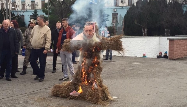 У центрі Сімферополя спалили опудало Ердогана