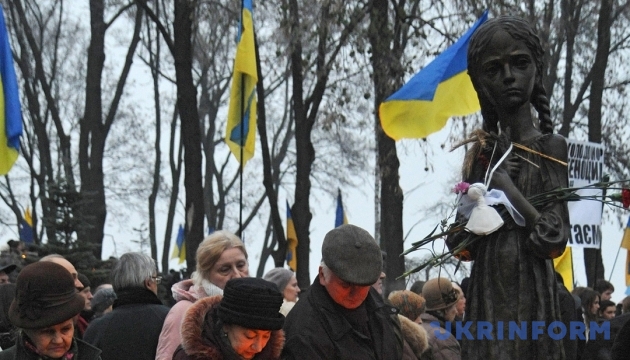 Україна вшановує жертв голодоморів