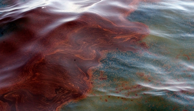 У РФ стався розлив нафти – велетенська пляма прямує до узбережжя окупованого Криму