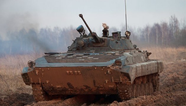 Росія пригнала бронетехніку під Докучаєвськ 
