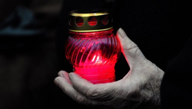 Турчинов закликав пом'янути жертв Голодомору запаленою свічкою 