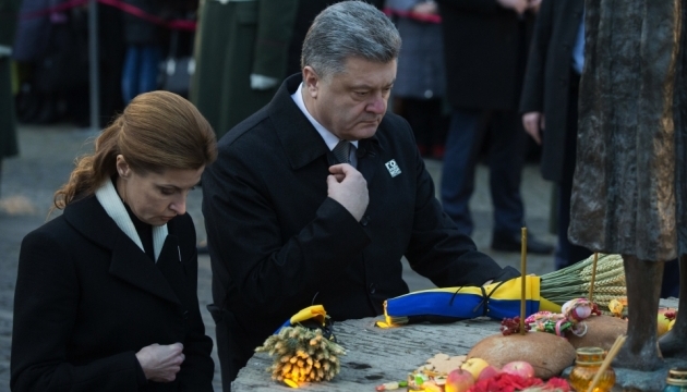 Як Порошенки запалили свічку на меморіалі жертв Голодоморів