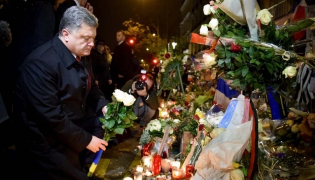 Порошенко вшанував пам’ять жертв на місці теракту у Парижі