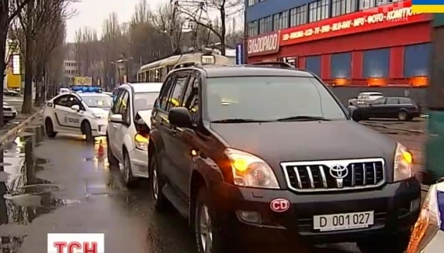Автівка з номерами посольства Росії потрапила в ДТП у Києві