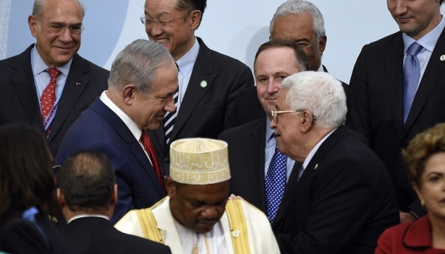 Нетаньяху та Аббас потиснули руки вперше за 5 років