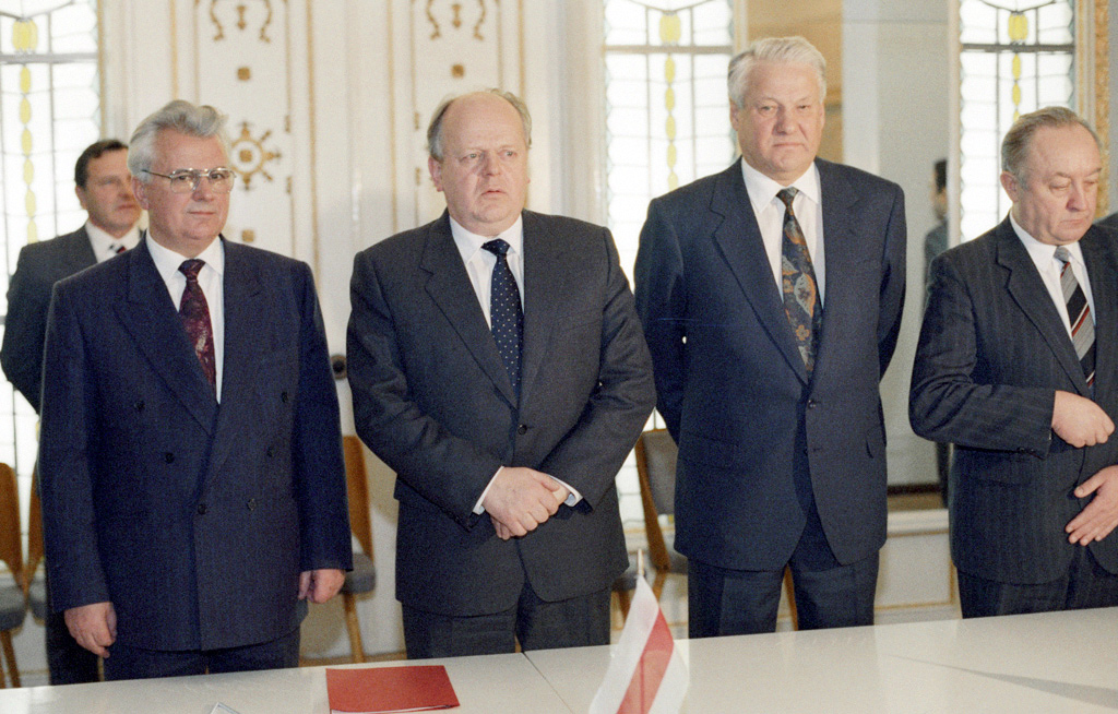 Леонід Кравчук, Станіслав Шушкевич та Борис Єльцин після підписання угод 8 грудня 1991 року