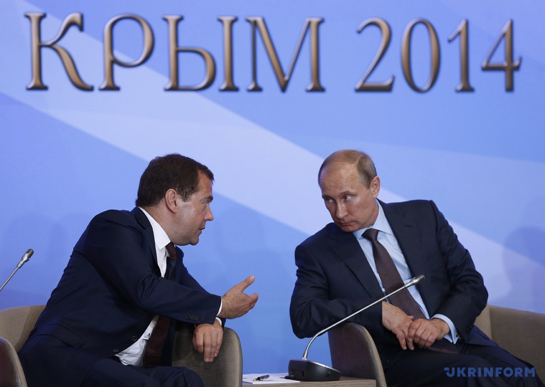  	  Путін і Медведєв в окупованому Росією Криму 
