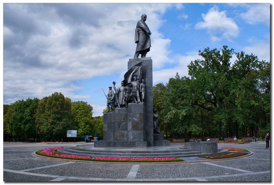 Пам’ятник Тарасу Шевченку в Харкові. Відкритий 24 березня 1935 року, автори скульптор Матвій Манізер і архітектор Йосип Лангбард. Витвір у стилі соціалістичного реалізму і сталінського бароко, у якому трактування особистості Кобзаря також є радянським – як ідейного борця за щастя простого народу, поета-революціонера.