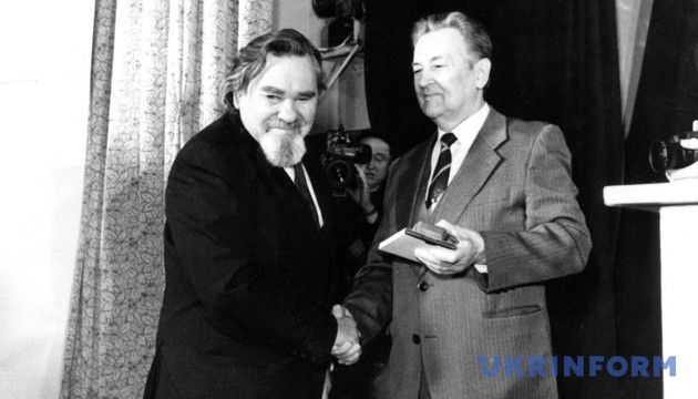 Микола Руденко (ліворуч) та Олесь Гончар