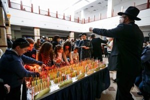 Зеленский поздравил иудеев с Ханукой