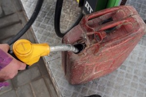 Естонія заборонила водіям ввозити російський бензин у каністрах