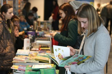 ウクライナ、コロナワクチン接種者への１０００フリヴニャ提供で書籍の売り上げ急増