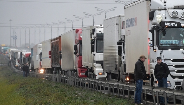 Росія блокує на кордоні турецькі вантажівки