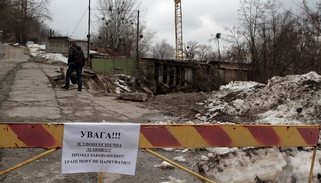 У Києві зсув руйнує житловий будинок. Людей відселяють