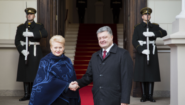 Порошенко привітав Грибаускайте з Днем відновлення Литви