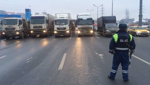 До далекобійників на МКАД виїхала колона вантажівок із військовими