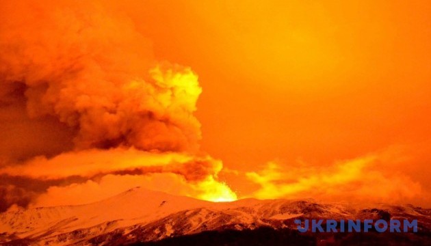 В Італії почалося виверження найбільшого вулкана в Європі