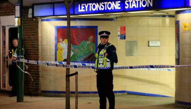 Чоловік із ножем поранив людей у метро Лондона. Кажуть, теракт
