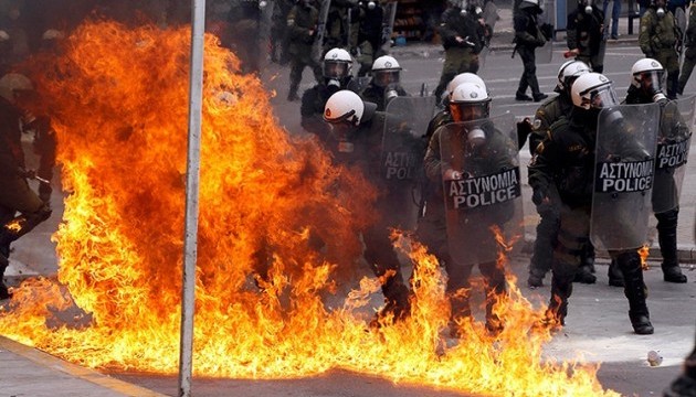 Протести в Афінах: коктейлі Молотова, каміння і сльозогінний газ