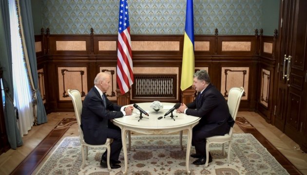 Poroshenko y Biden hablan de Crimea, formato de Normandía y créditos para Ucrania