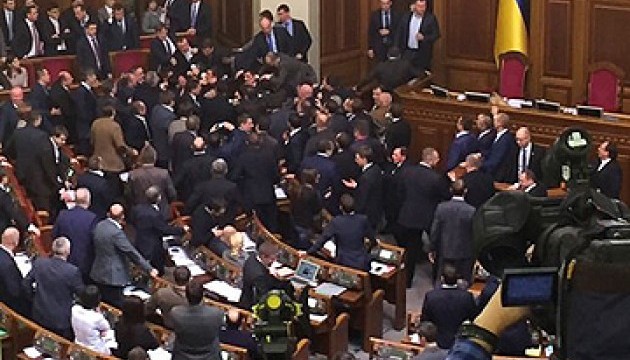 Яценюк попросив нардепів не залишати людей без зарплат
