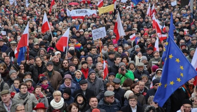 В Варшаве 50-тысячный митинг пришел к президентскому дворцу В Варшаве 50-тысячный митинг пришел к президентскому дворцу