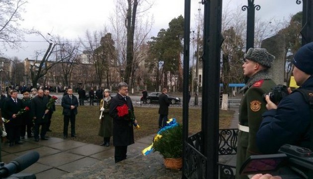 Poroshenko pays tribute to liquidators of Chornobyl disaster