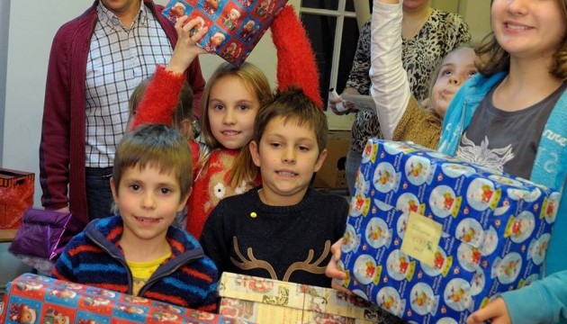 Дітям загиблих батьків передали різдвяні подарунки з Лондона