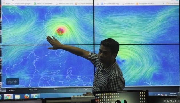 Через тайфун на Філіппінах евакуювали 100 тисяч людей