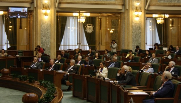 В Румунії депутати поклали собі під ялинку спецпенсії
