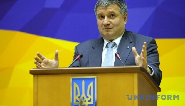 Аваков каже, що за ID-паспортами вже шикуються тисячі українців