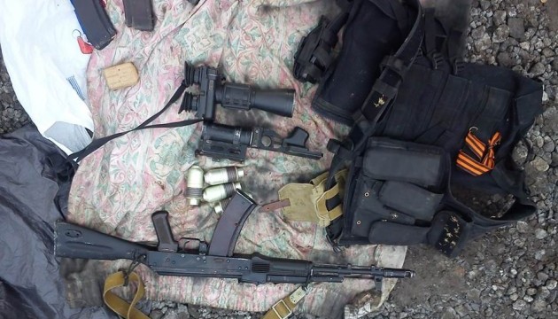 На Донеччині знайшли півсотні ящиків боєприпасів та гранатомети