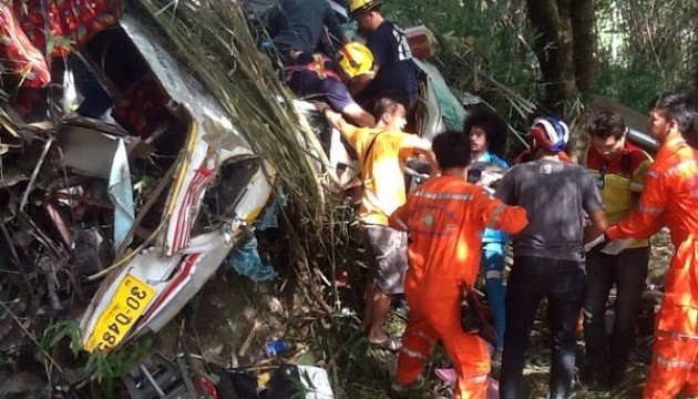 Автобус із туристами в Таїланді впав зі скелі, є загиблі