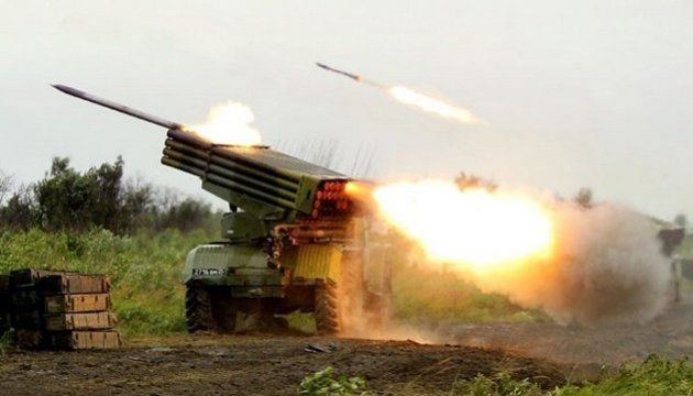 Ostukraine: Terroristen beschießen Marjinka mit Schützenpanzern und Granatwerfern: insgesamt 47 Beschießungen