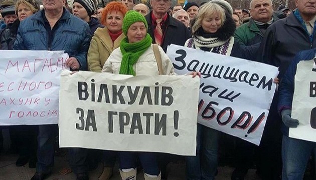 Вілкула у Дніпропетровську зустріли «як завжди»: зеленкою і борошном