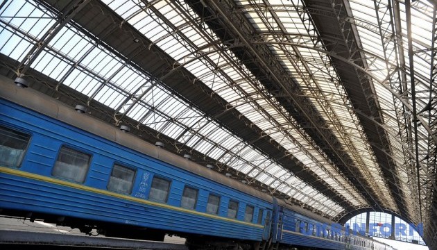 Із залізничного вокзалу у Львові евакуювали людей. Шукають вибухівку