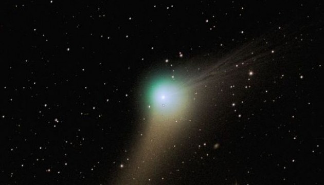 Барвиста комета Каталіна осяє різдвяне небо