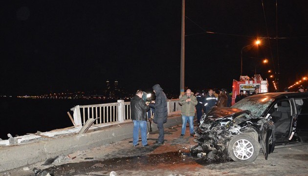 Після лобового зіткнення іномарка злетіла з мосту у Дніпро