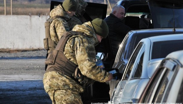 Донбас: на пунктах пропуску поменшало автівок