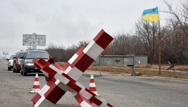 Пункт пропуску «Станиця Луганська» закривають через обстріли бойовиків