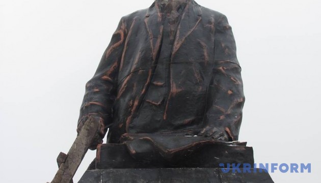 Ленінопад на Харківщині: Ілліча знесли, відбивши йому голову