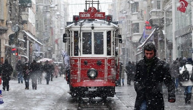 Стамбул завалило снігом: скасовані сотні авіарейсів, закриті дороги