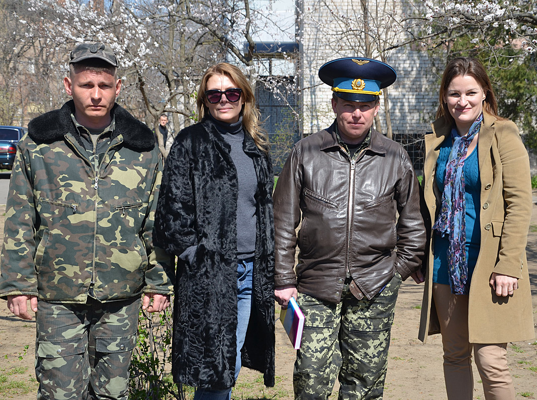 Гелена Мурлян (справа) поруч із командиром 204-ї бригади тактичної авіації імені Олександра Покришкіна, яка базувалася у Бельбеку під Севастополем, Юлієм Мамчуром