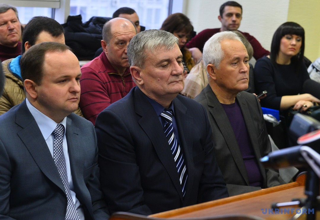 Сергій Гордієнко (другий ліворуч) і Олександр Стоян (праворуч) під час засідання Апеляційного суду