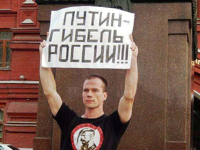  Ильдар Дадин на Манежной площади у памятника Жукову.