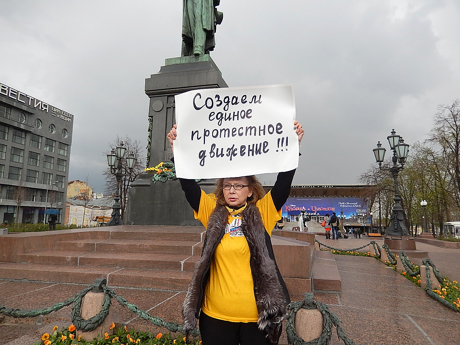 Ирина Калмыкова в одиночном пикете на Пушкинской площади, надвигалась гроза, но Ирина не ушла с площади.