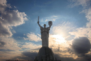  В "Дії" запустили опрос относительно герба СССР на щите монумента "Родина-Мать"